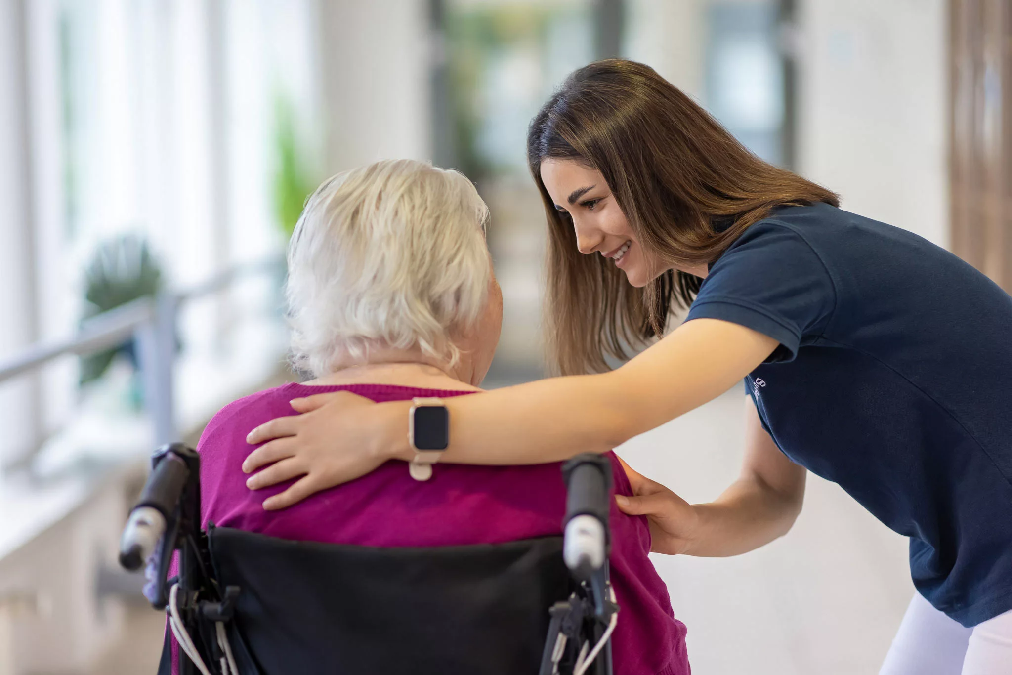 Empathische Betreuung von Seniorin im Rollstuhl in Alerds Stiftung